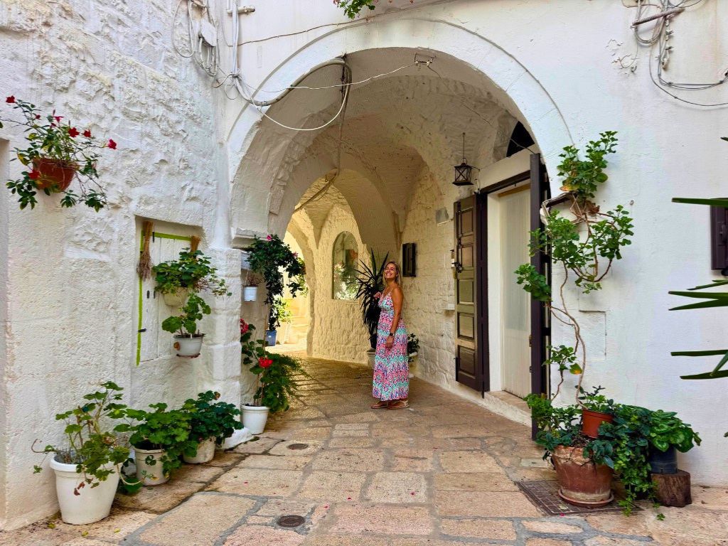 Leila paseando por Cisternino Ruta por la Puglia en 5 días