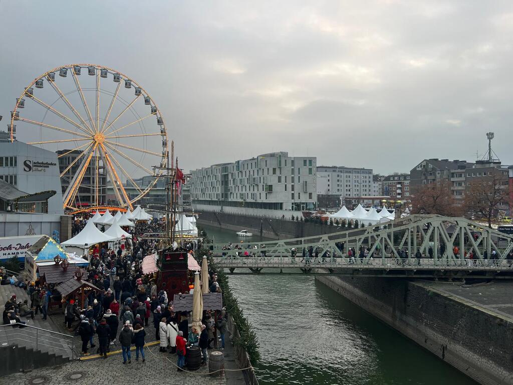 Vistas del mercado navideño al lado del río mejores mercados navideños de Alemania