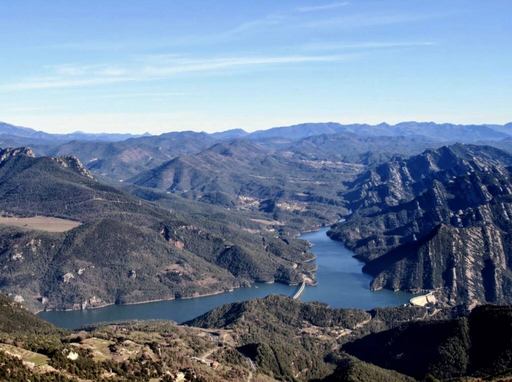 Embalse de la Baells Vistas a las montañas de Puigllançada y Sobrepuny
