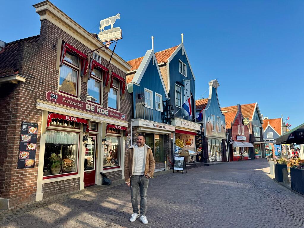 Fons paseando por Volendam Volendam