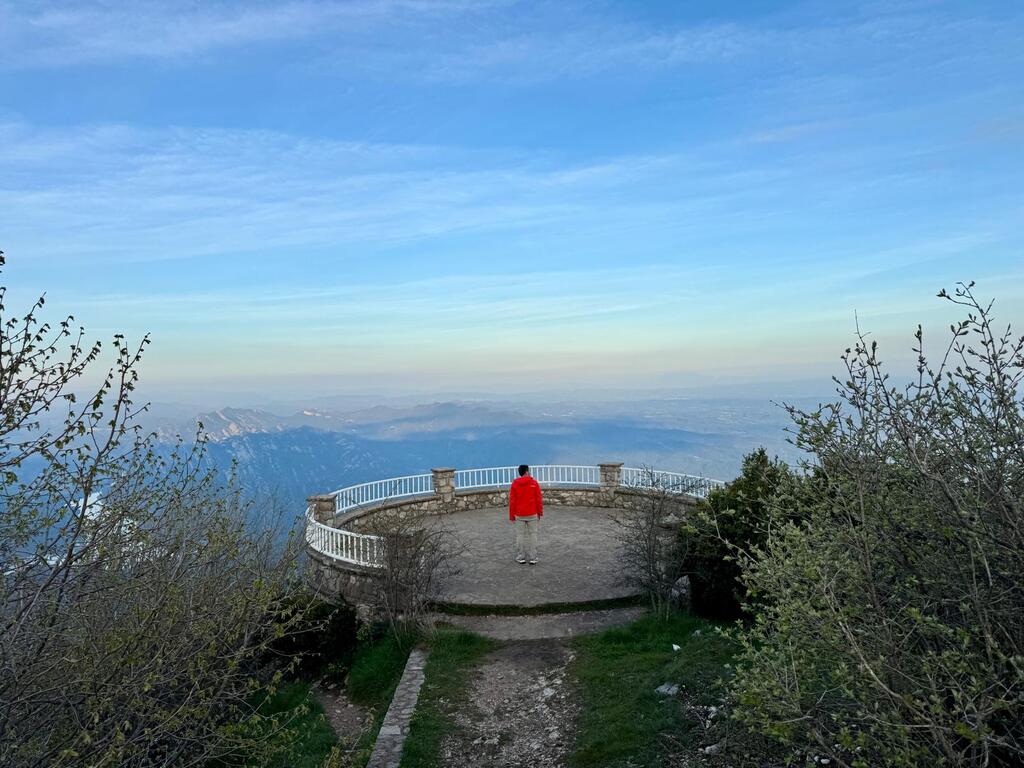 Fons en el primer mirador Vistas a las montañas de Puigllançada y Sobrepuny