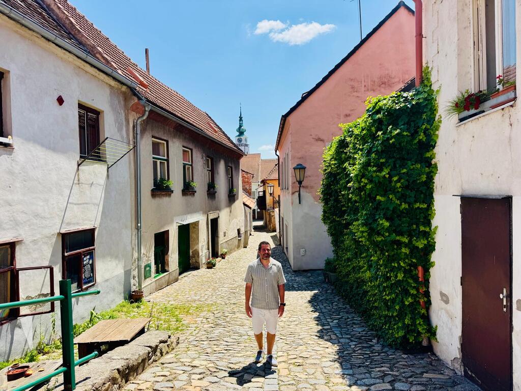 Fons paseando por el barrio judio de Trebic