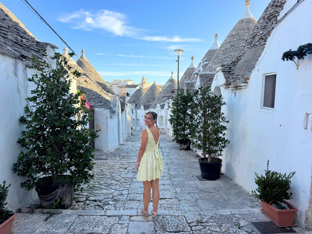Leila paseando por Alberobello