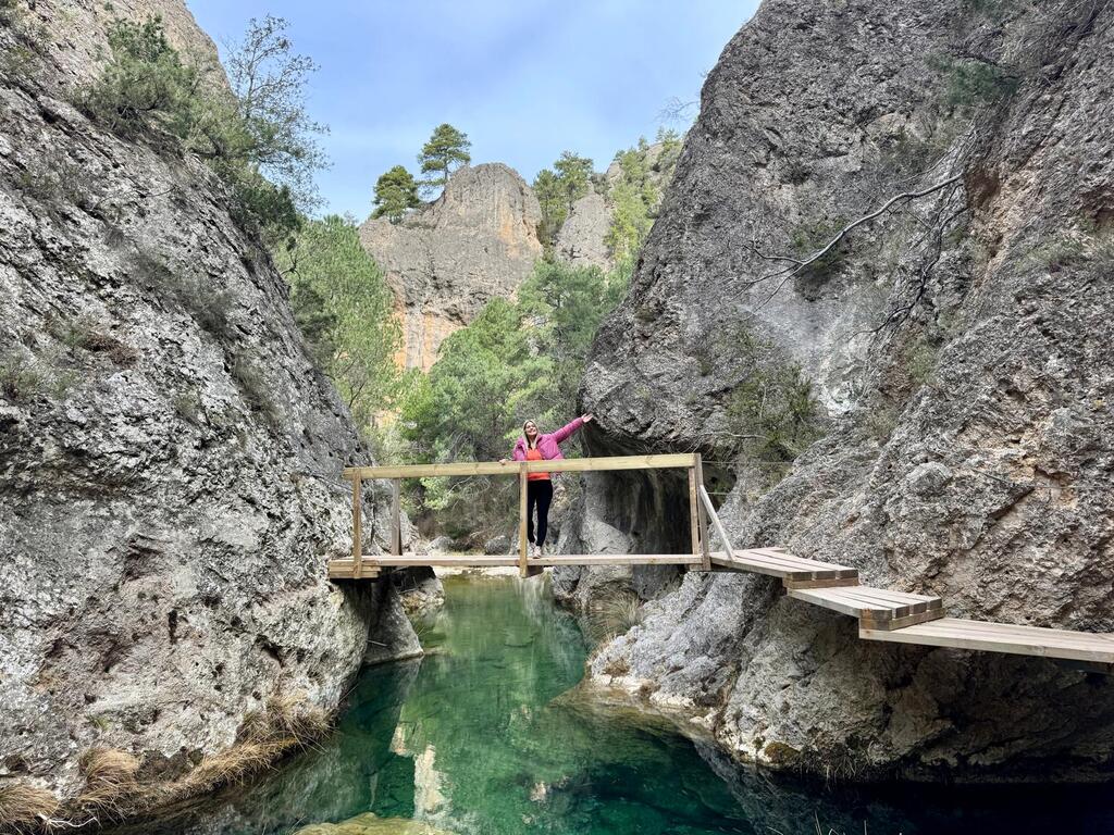 Leila en un puente de la ruta Pasarelas de Beceite