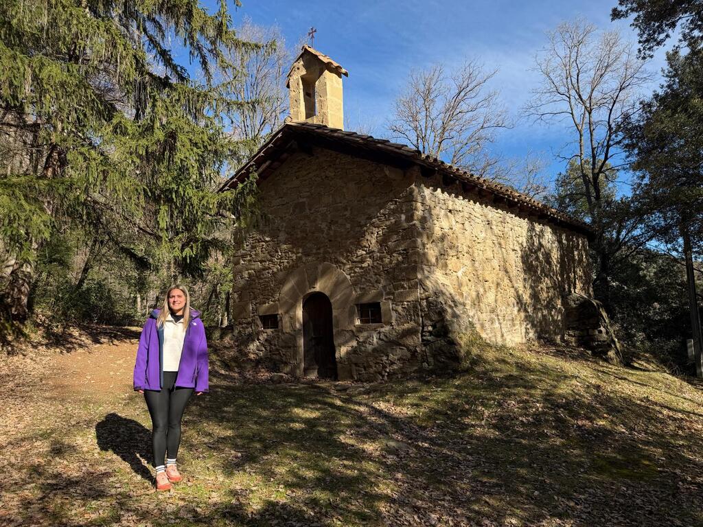 Leila en la ermita Salt del Roure