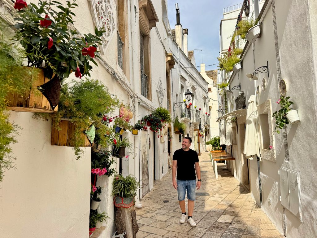 Fons paseando por las calles de Locorotondo Ruta por la Puglia en 5 días
