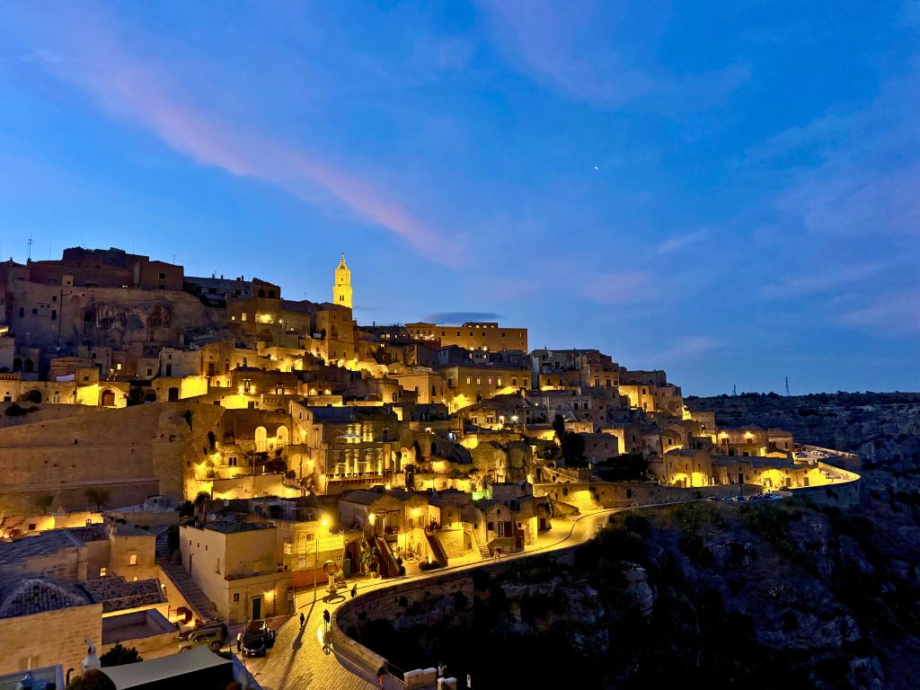 Matera iluminado al anochecer
