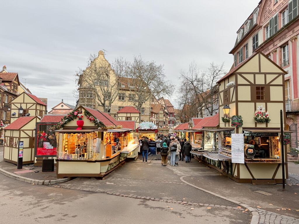 Mercado de Navidad de la Plaza de Jeanne D’arc Colmar en Navidad