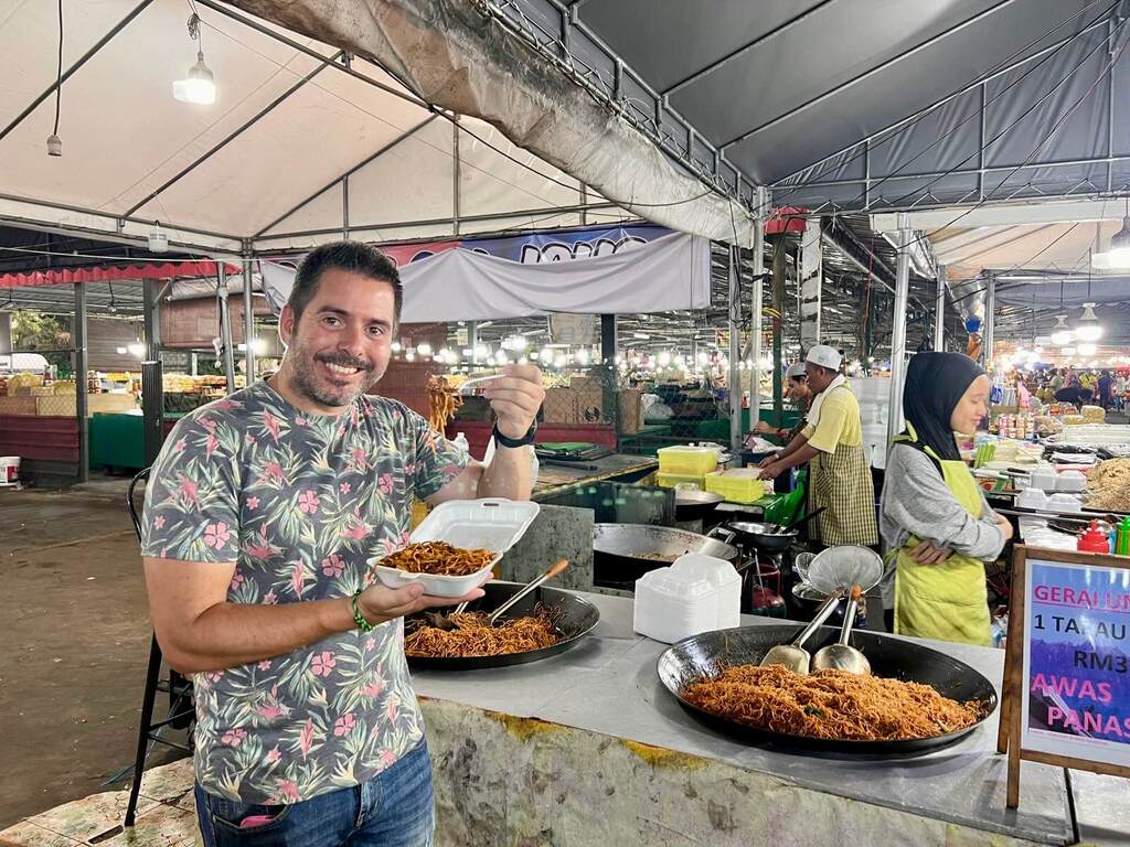 Comiendo en el mercado de Kota Kinabalu Isla de Borneo