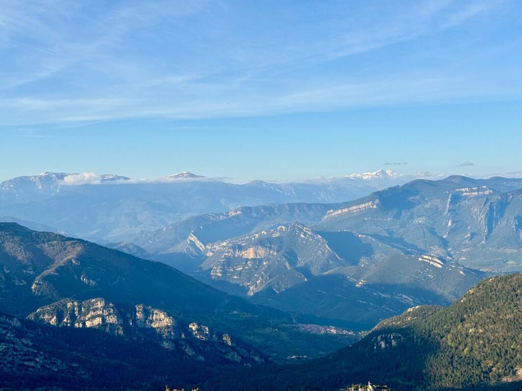Vistas a las montañas de Puigllançada y Sobrepuny
