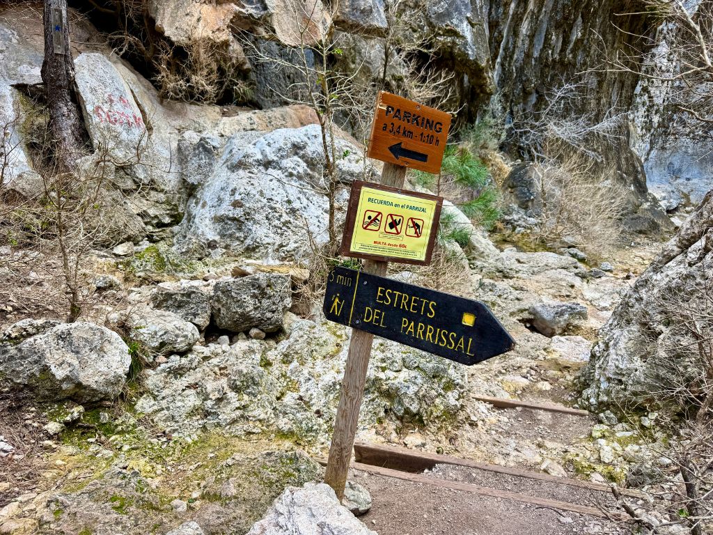 Carteles durante el camino con las normas Ruta del Parrizal de Beceite