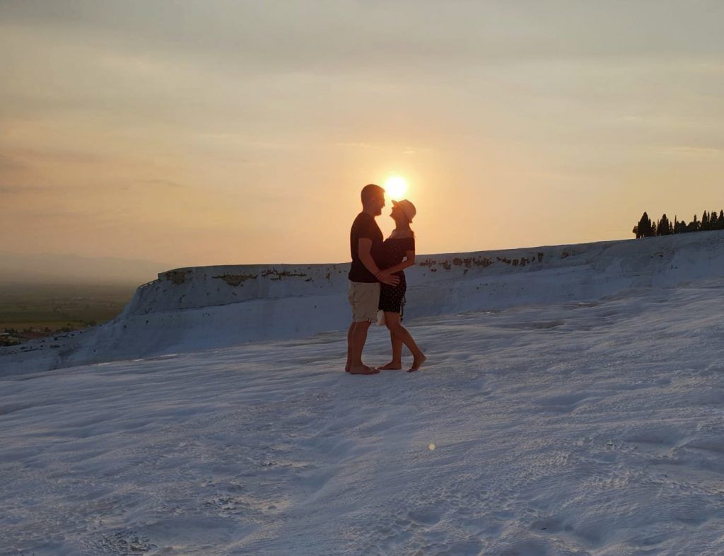 Fons y Leila atardecer en Pamukkale Que ver en Pamukkale