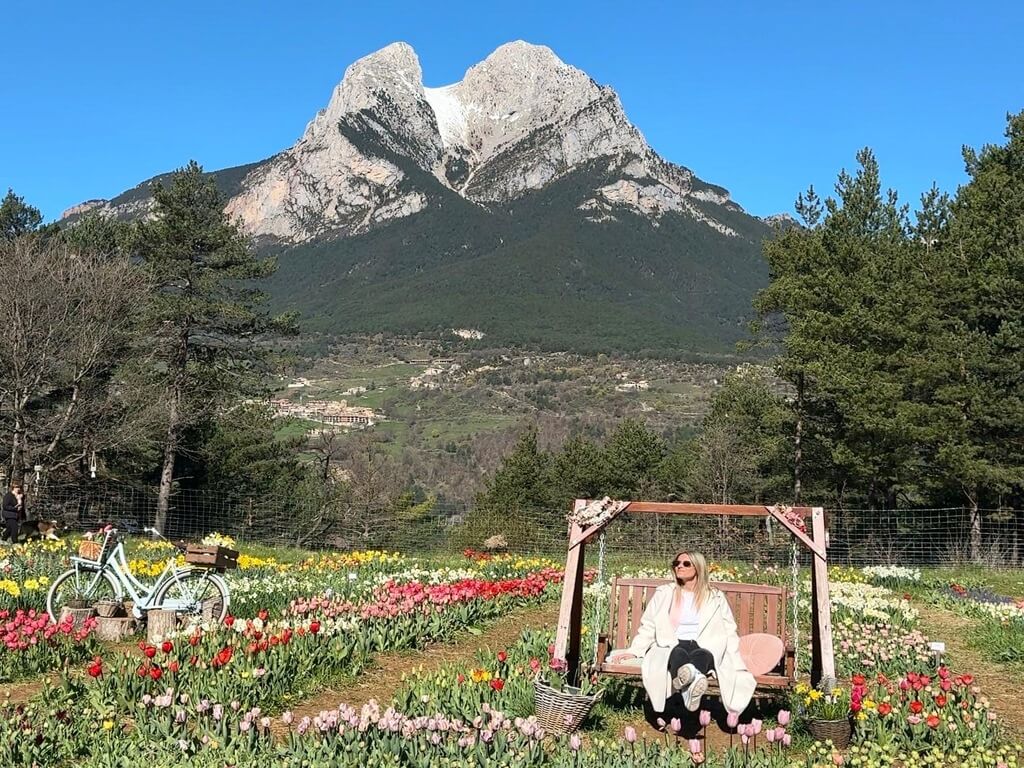 Leila en Tulipmania con vistas al Pedraforca Pedraforca