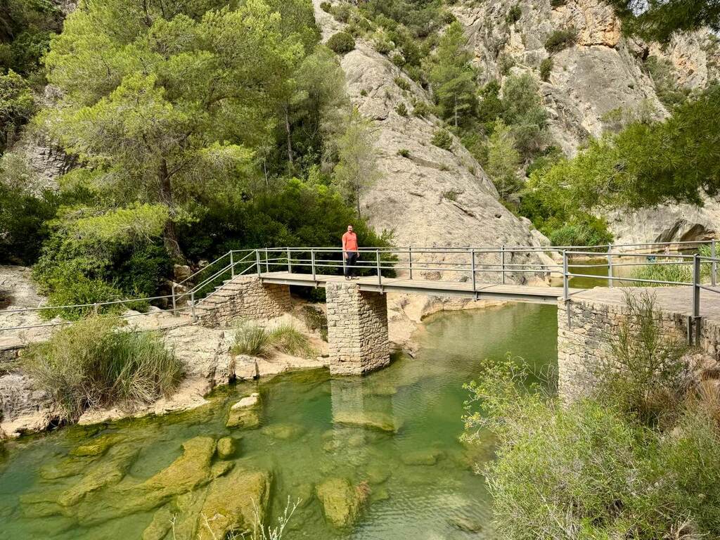 Fons cruzando el puente encima del río La Fontcalda