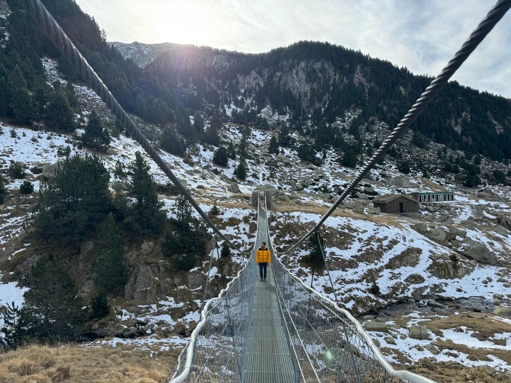 Fons cruzando el puente tibetano d'Encamp Que ver en Andorra