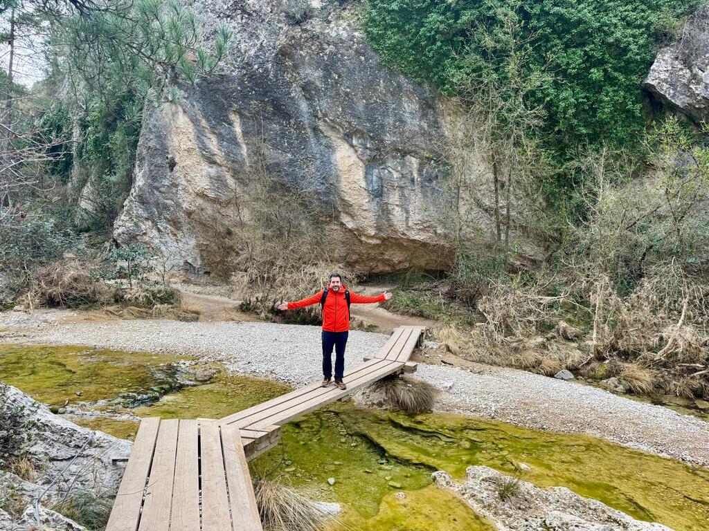 Fons cruzando un puente en la ruta Ruta de las pasarelas