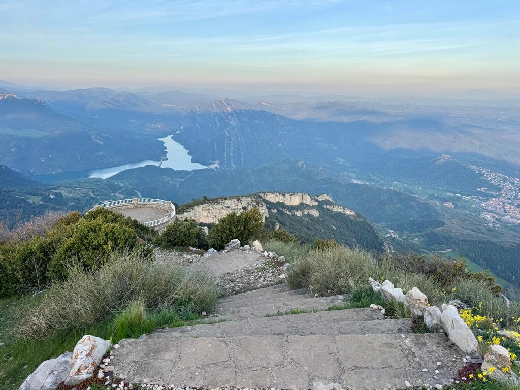 Escaleras para ir del primer al segundo mirador Vistas a las montañas de Puigllançada y Sobrepuny
