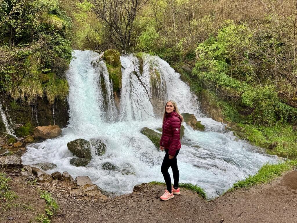 Leila en les fonts de l'Adou Ruta por el Berguedà