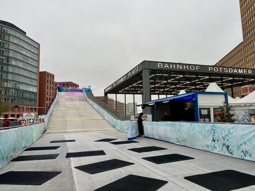 Tobogan de hielo en Berlín mejores mercados navideños de Alemania